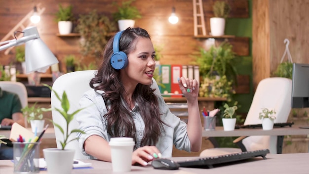 Free photo support operator woman wearing headset talking into microphone with call center customers using helpline. caucasian female consultant providing telemarketing service in startup business office