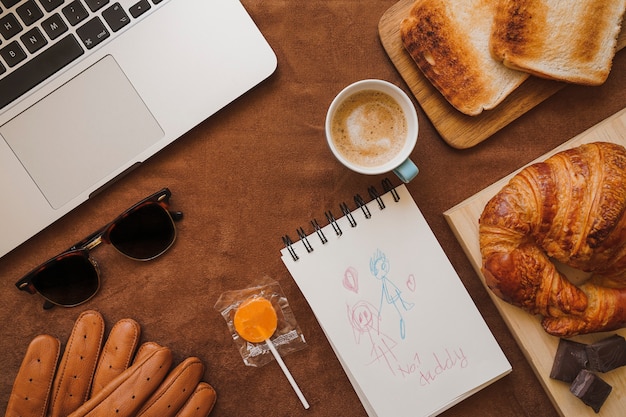 Foto gratuita superficie con disegno e colazione per la giornata del padre