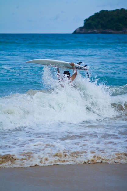 Foto gratuita surfista, portante, tavola da surf, spiaggia
