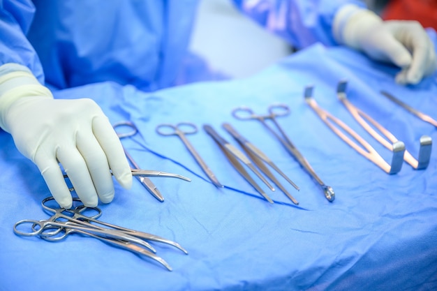 外科医と医師のアシスタントチーム器具は病院の手術室での手術のために準備されています プレミアム写真