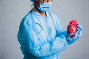 Free photo surgeon posing with heart