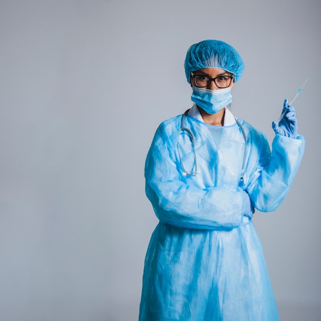 Free photo surgeon posing with vaccine