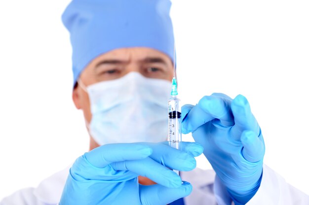 ワクチンと注射器を保持している外科医の手