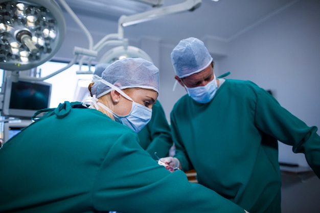 Free photo surgeons performing operation in operation theater