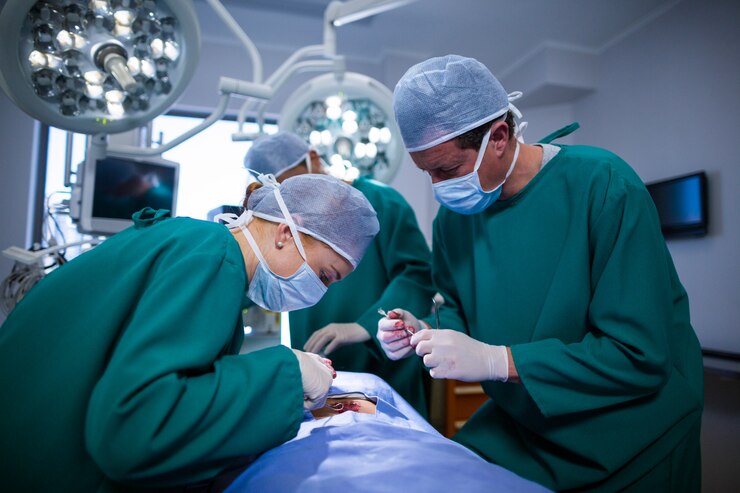 Free Photo surgeons performing operation in operation theater