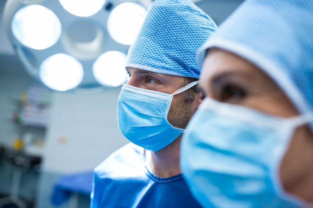 Free photo surgeons standing in operation room