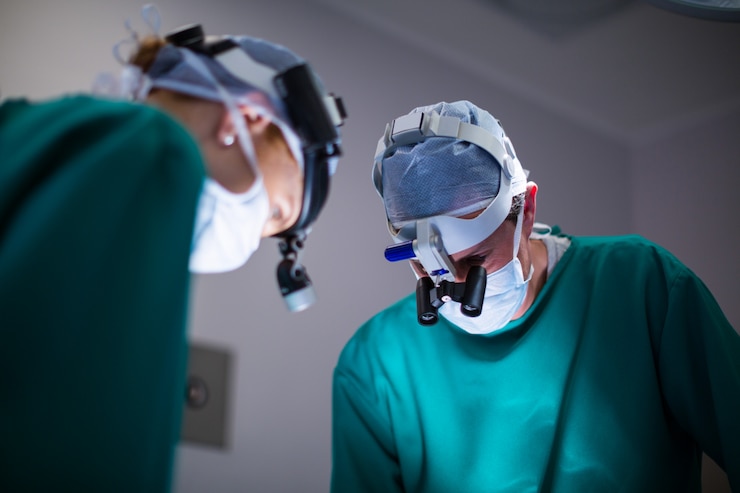 Free Photo surgeons wearing surgical loupes while performing operation