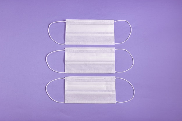 Foto gratuita maschera chirurgica su sfondo viola minimalista