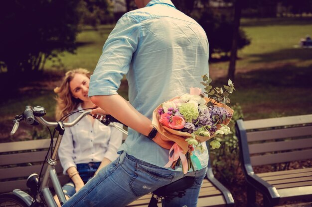 자전거를 탄 평범한 남자에서 귀여운 금발 여자까지 깜짝 꽃다발.