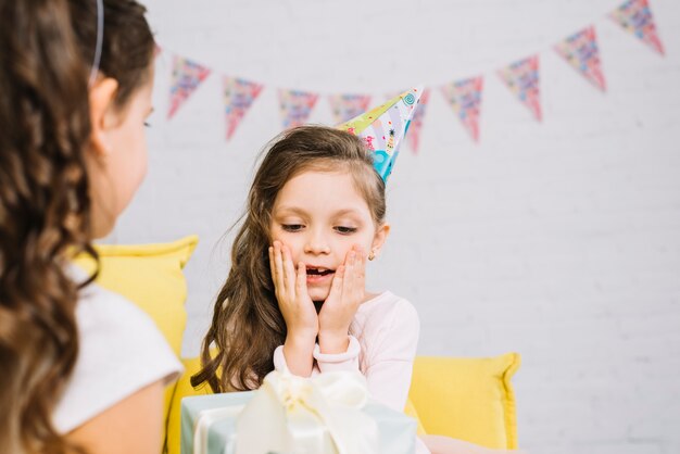 彼女の友人が買ったプレゼントを見て驚いた誕生日の女の子