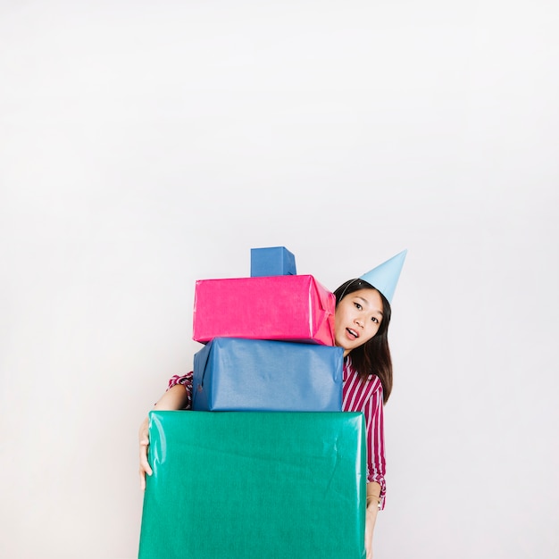 Ragazza sorpresa di compleanno con scatole regalo