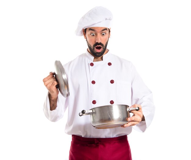 Бесплатное фото Удивленный шеф-повар держит горшок