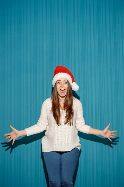 サンタ帽子をかぶっている驚きのクリスマス女性