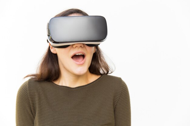 VRヘッドセットで叫んで驚いた興奮した女性