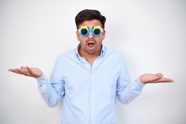 Free photo surprised man in funny glasses