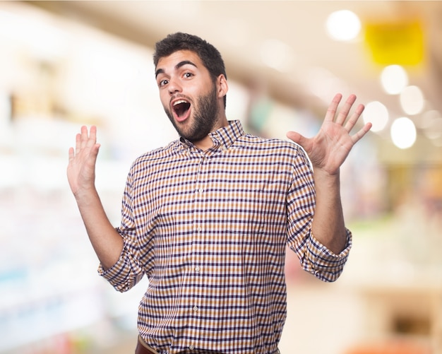 Uomo sorpreso con le mani fino