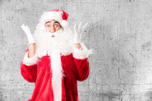 Uomo sorpreso con costume di babbo natale