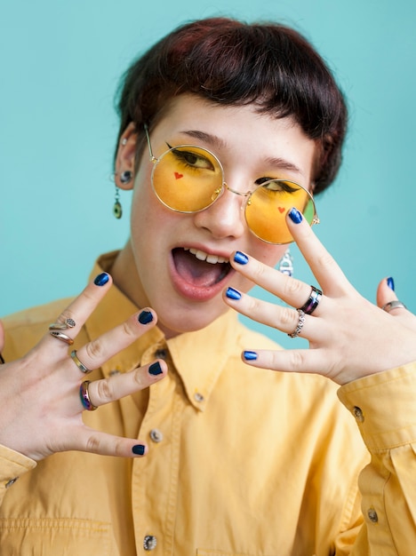 Free photo surprised model wearing yellow glasses