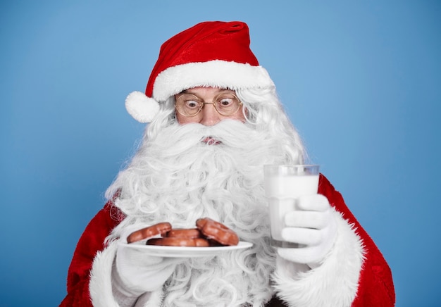 Babbo natale sorpreso con latte e biscotti