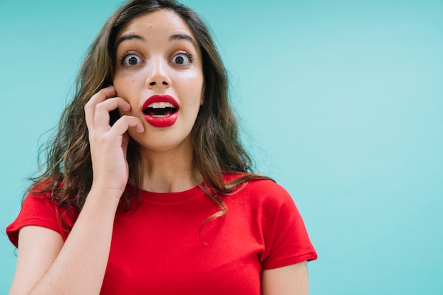 Free photo surprised and scared young woman in foreground