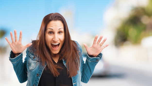 Free photo surprised screaming woman with hands up