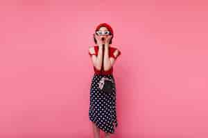 Free photo surprised short-haired french girl posing. indoor photo of stylish woman in long skirt expressing amazement.