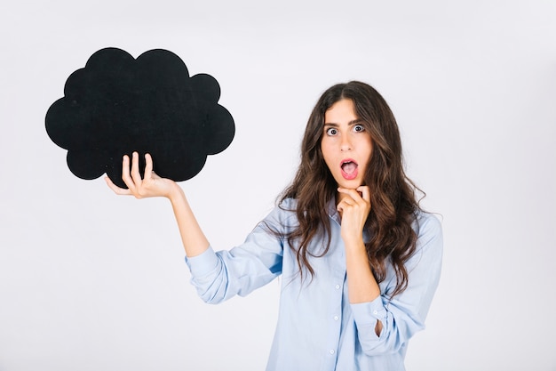 Free photo surprised woman presenting speech bubble slate