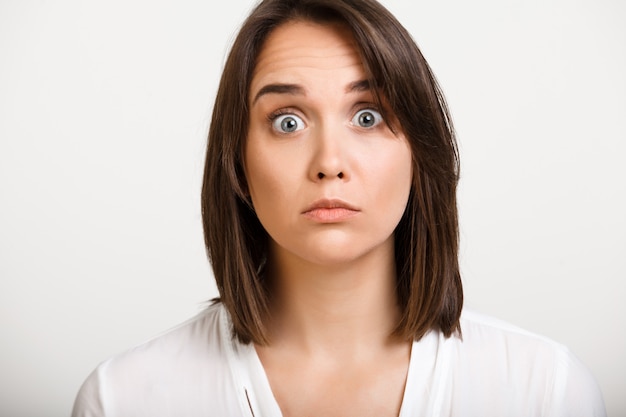 Free photo surprised woman raise eyebrows impressed