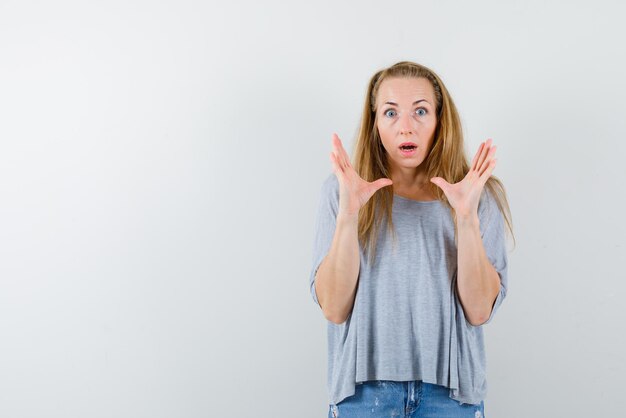 흰색 배경에 그녀의 얼굴에 겁 먹은 표정으로 놀란 여자