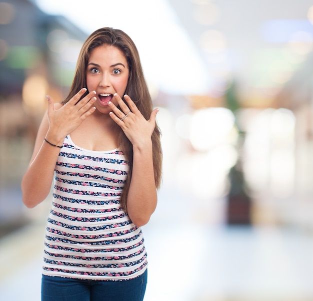 Donna sorpresa con le mani sul viso