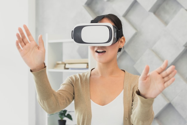 Foto gratuita donna sorpresa con l'auricolare virtuale