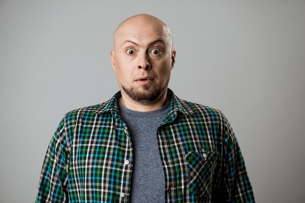 Free photo surprised young handsome man over beige wall.