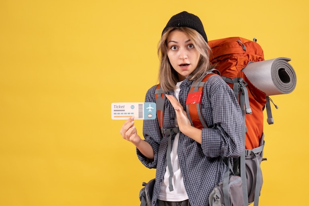 удивительная путешественница женщина с рюкзаком держит билет на самолет