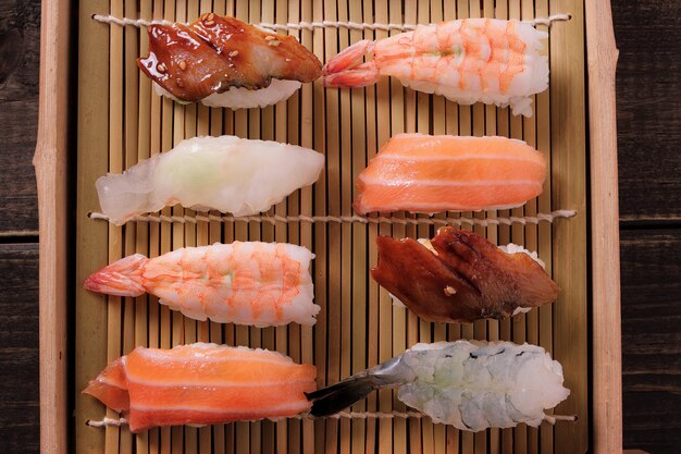 寿司別の盛り合わせ木製トレイテイクアウト上面図