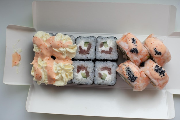 Foto gratuita sushi di diversi tipi su una cena di pranzo con consegna stand in legno