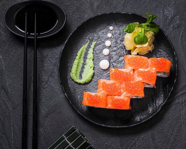 Foto gratuita piatto di sushi al ristorante asiatico