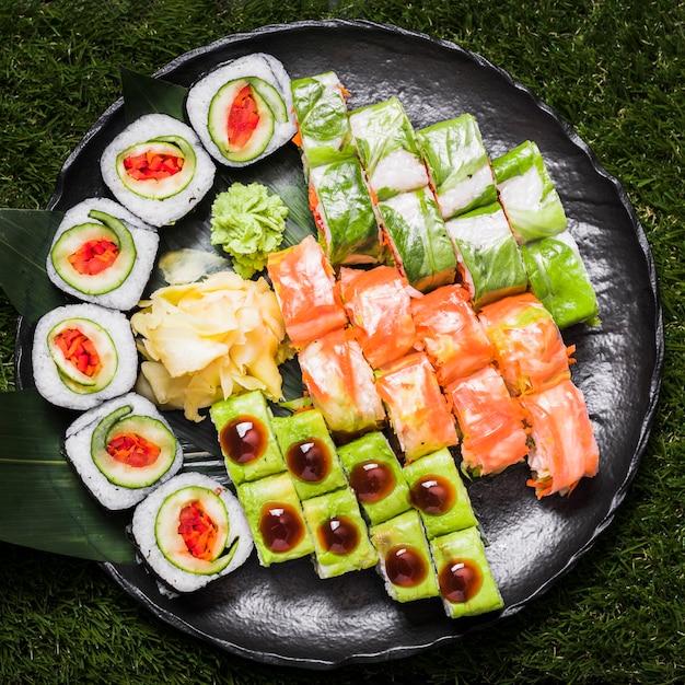 Foto gratuita piatto di sushi al ristorante asiatico