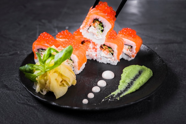 Foto gratuita piatto di sushi al ristorante asiatico