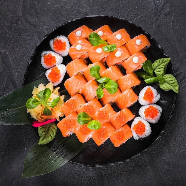 Foto gratuita piatto di sushi al ristorante asiatico