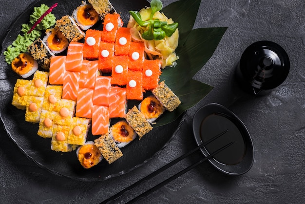 Foto gratuita piatto di sushi al ristorante asiatico