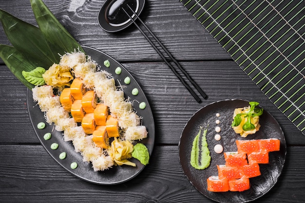 Foto gratuita piatto di sushi al ristorante asiatico