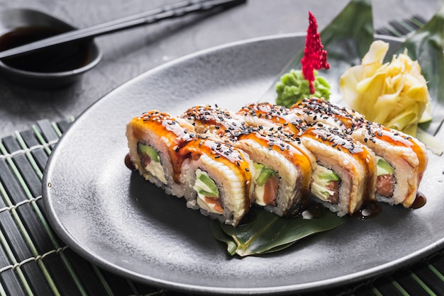 Foto gratuita piatto di sushi al ristorante asiatico