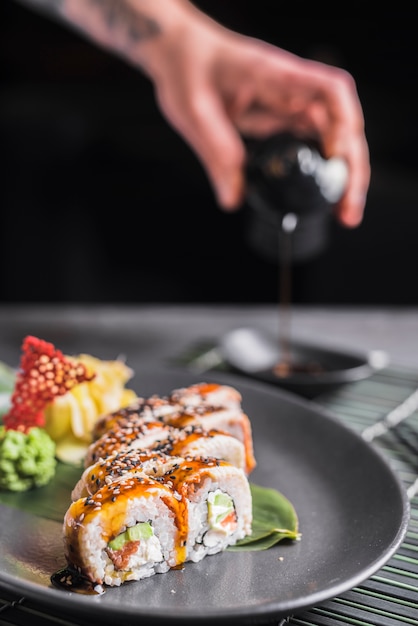 Foto gratuita piatto di sushi al ristorante asiatico