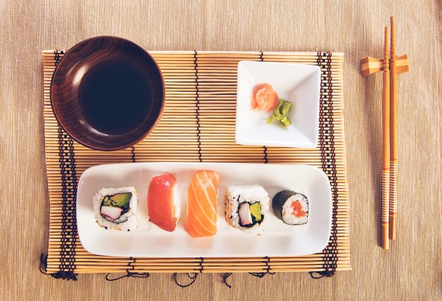 木製の背景上の寿司の食事