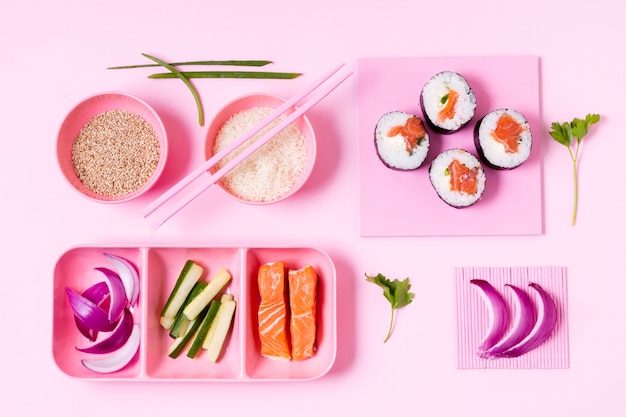 Foto gratuita processo di produzione di sushi