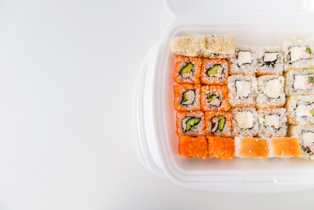 Foto gratuita sushi in una ciotola di poke con copia-spazio