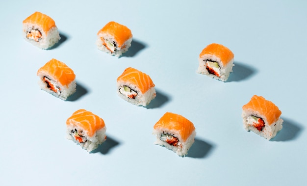 Foto gratuita rotoli di sushi allineati sul tavolo