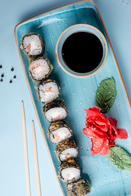 Foto gratuita rotoli di sushi in set classico