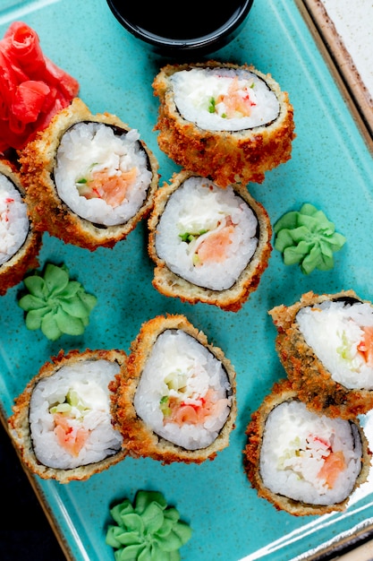 Involtini di sushi serviti con wasabi e zenzero