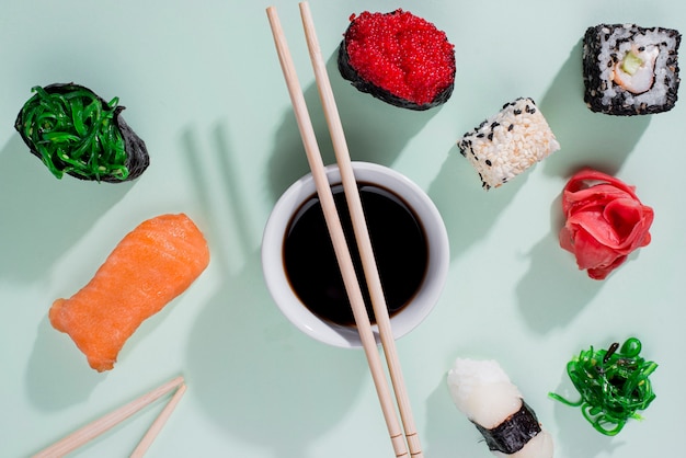 Foto gratuita rotoli di sushi per la celebrazione del giorno di sushi